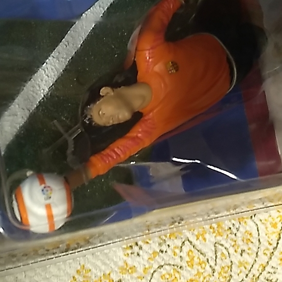 FT CHAMPS FC BARCELONA VICTOR VALDÈS FIGURINE - Picture 2 of 4